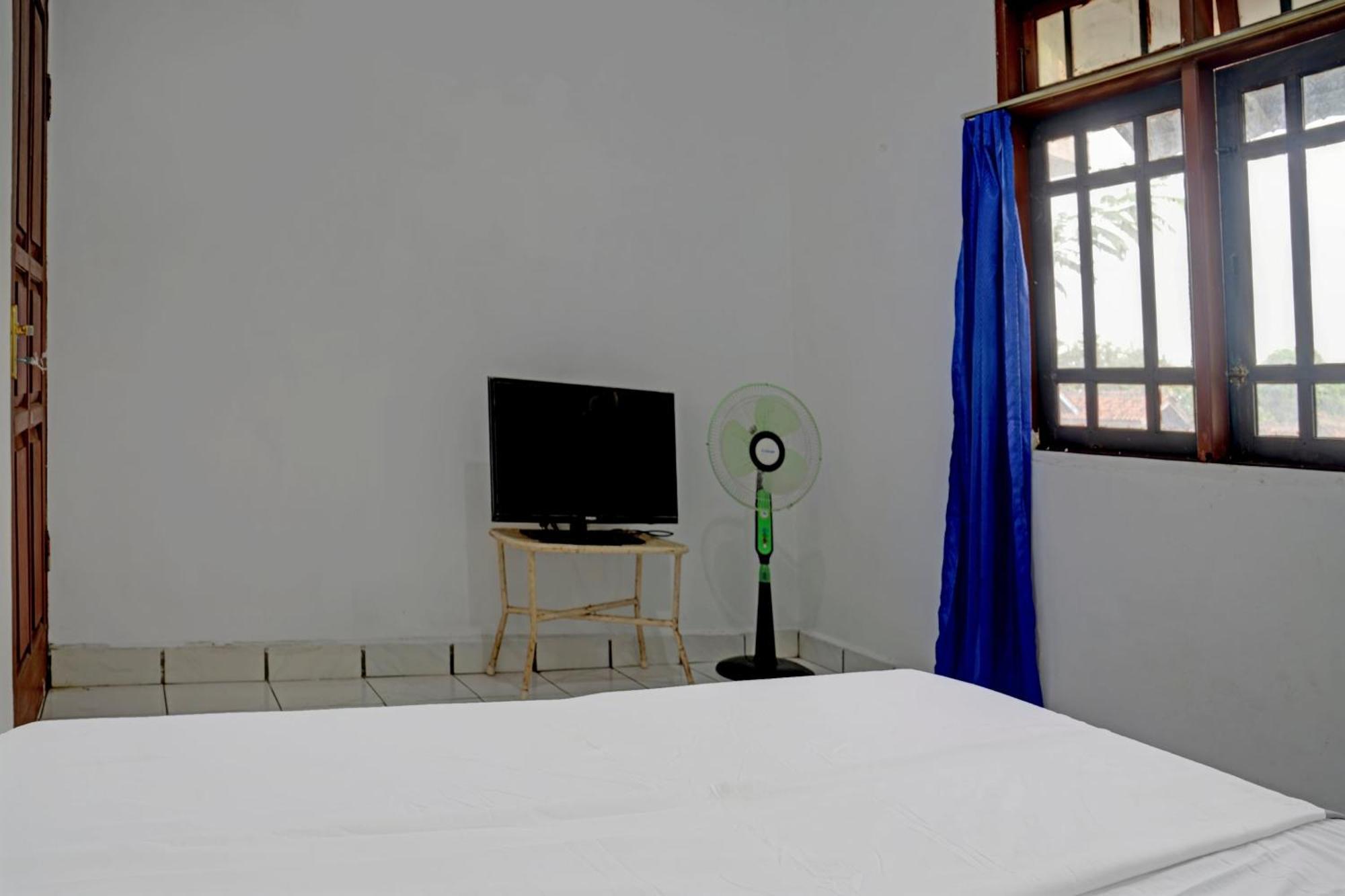 Spot On 92856 Home Stay Syariah Aom Kusman Sukabumi Exterior photo